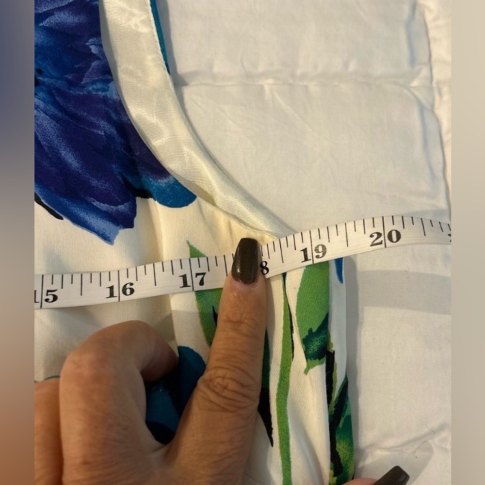 Gorgeous Sleeveless Summer Dress - Picture 5 of 6